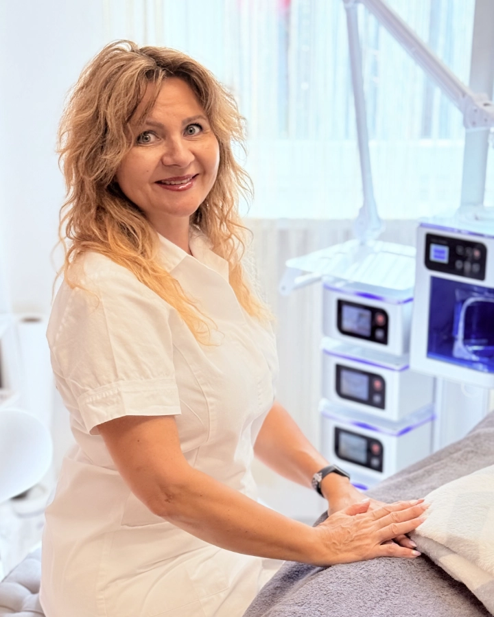 Božena Hanušová kosmetička, v kosmetickém solonu s kosmetickou věží v pozadí